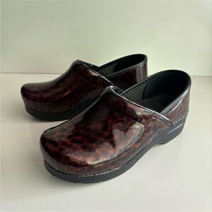 Dansko Profesional  Brown Clogs Size 39 US 8.5-9